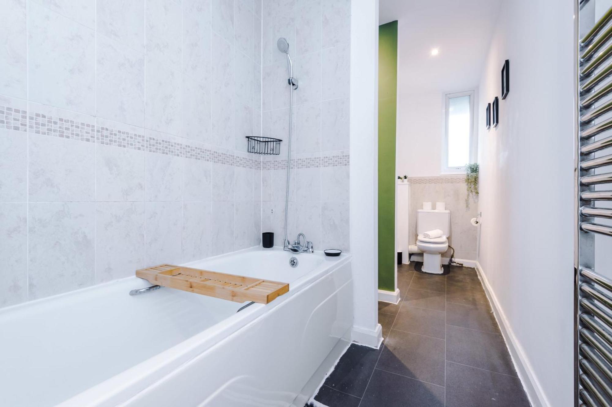 Вилла Rest&Recharge At A Spacious Townhouse By The Etihad Манчестер Экстерьер фото