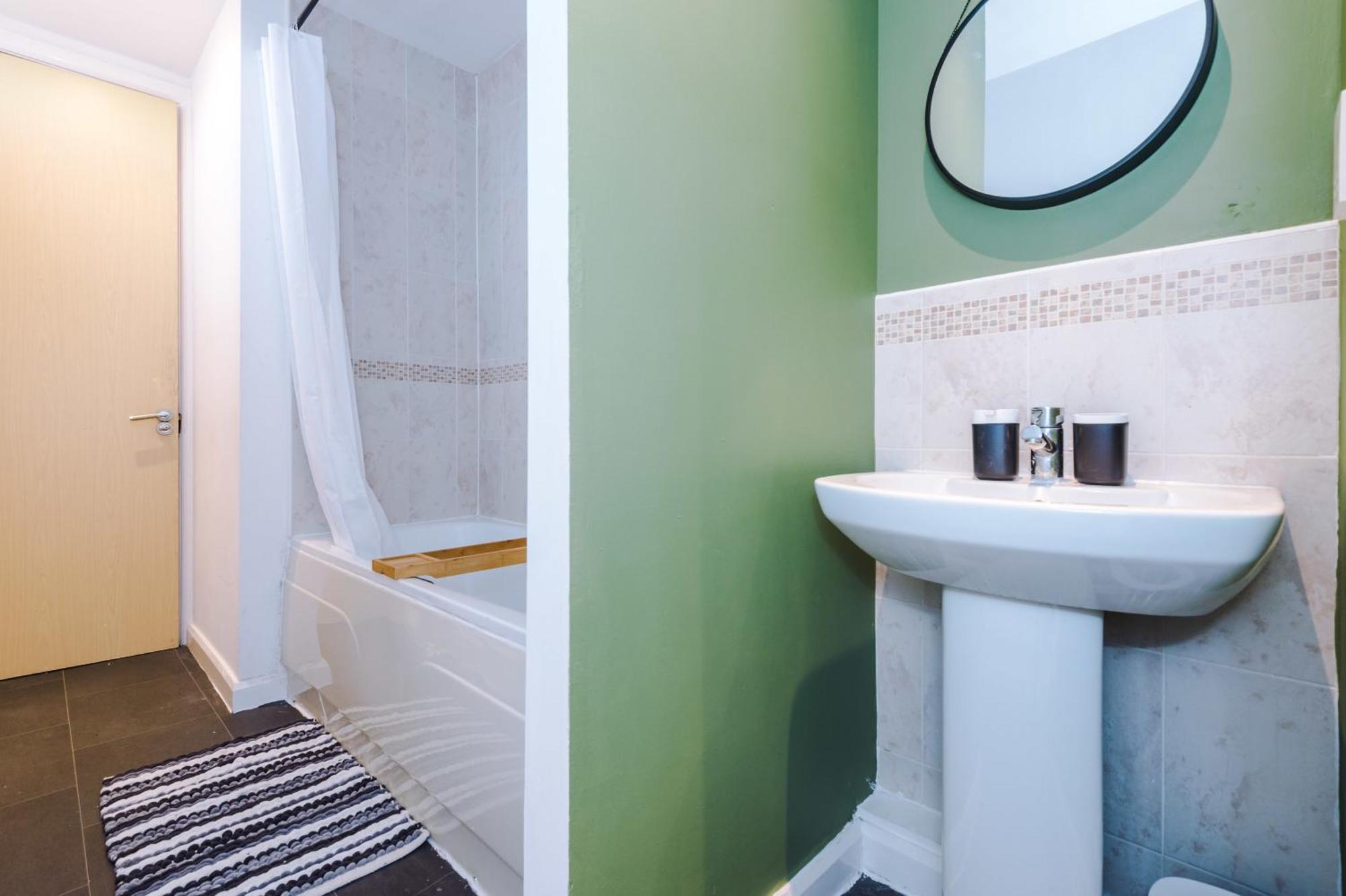 Вилла Rest&Recharge At A Spacious Townhouse By The Etihad Манчестер Экстерьер фото