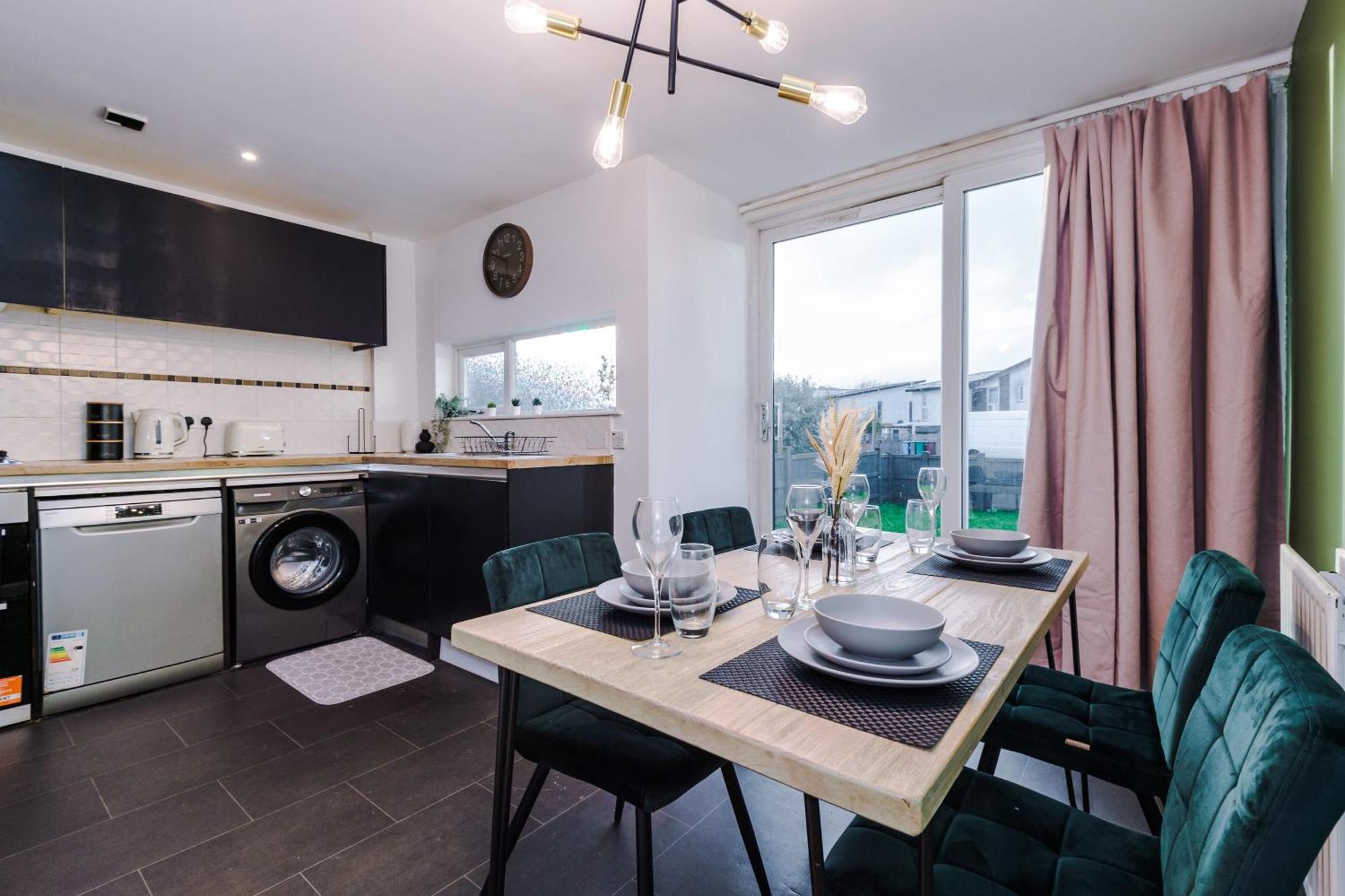 Вилла Rest&Recharge At A Spacious Townhouse By The Etihad Манчестер Экстерьер фото