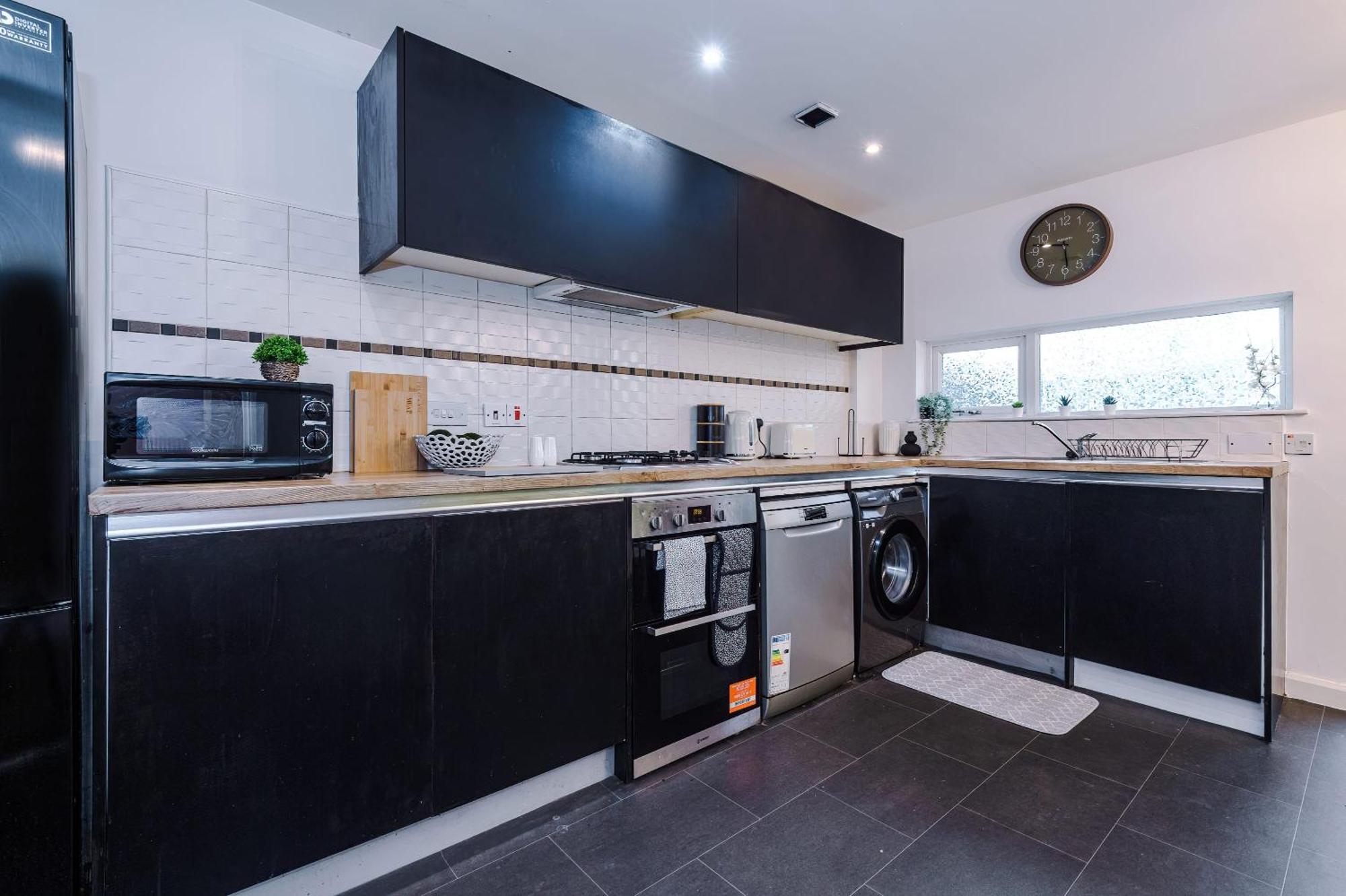 Вилла Rest&Recharge At A Spacious Townhouse By The Etihad Манчестер Экстерьер фото